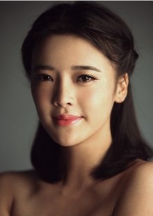 里,张璇饰演的记者金英,性格爽朗,牙尖嘴利,一头短发颇有"女汉子","假
