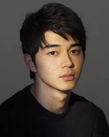 东出昌大饰演镝木旋风雄以一人之力干掉焚死搞扬打家长八商业四天王而