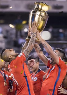 比达尔（左）与伊斯拉一起高举奖杯