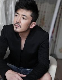 2013参年,与江铠同,范逸臣,徐正曦合作主演都市情感剧《爱闪亮》,在剧