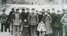 蔡畅(右一)与毛泽东等中央领导在延安 蔡畅(右一)与毛泽东等中央领导在延安