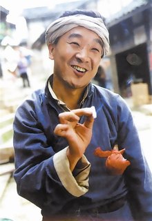 2007年,在《王保长新篇2死去生来》中再次饰演潘驼背.