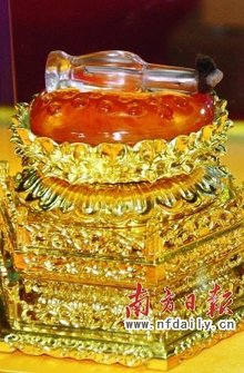 "有臣名孙皓,因闻梵僧康僧铠法师演说供养舍利功德,欲求舍利供养,法师