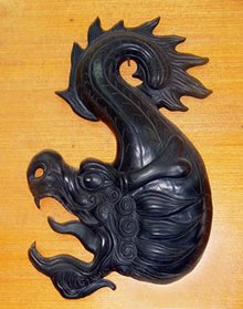 雄性鳌鱼金鳞葫芦尾,雌性鳌鱼银鳞芙蓉尾,终日熬游大海嬉戏.