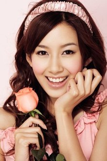 剧中张子萱饰演了真实不地做作的比较女孩伊娜;同年,张子萱还与彭冠英