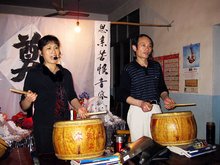 “鼓王”宋泽桂(女)正在表演《澧州双人大鼓》 “鼓王”宋泽桂(女)正在表演《澧州双人大鼓》