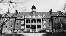 于今日安大略布蘭特福德城的莫霍克印地安人寄宿學校（Mohawk Institute Residential School），1932年