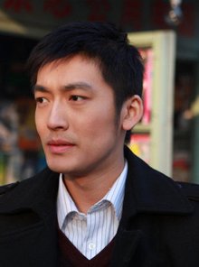 刑警队队长高翔每天为工作奔忙着,女朋友姚雪菲身服施为学者,经常出外