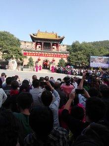 入口处，模仿康熙皇帝来时的欢迎场景