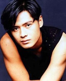 李南星凭电视电影《伤城记》中精湛的演技摘下《红星大奖》(新加坡主