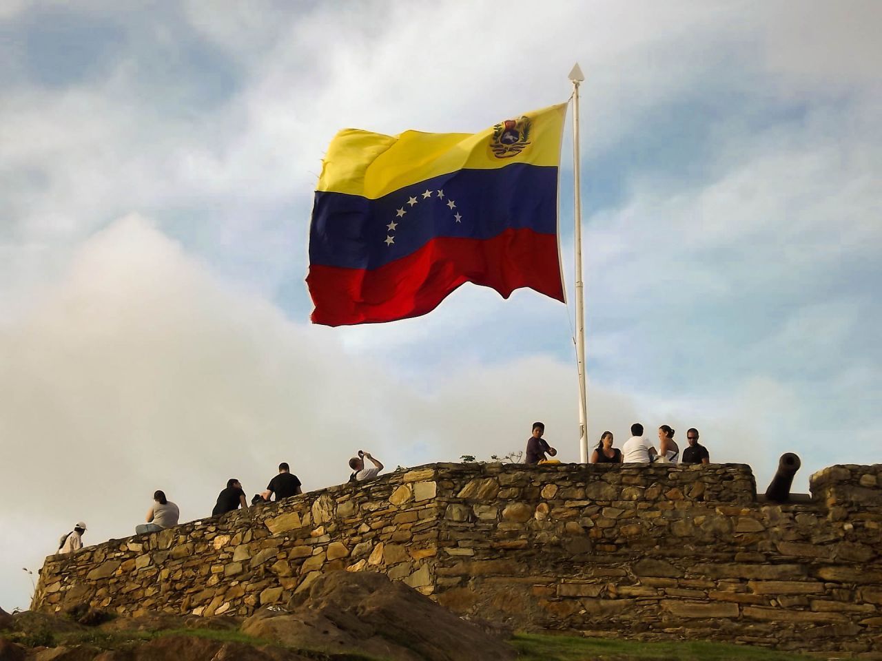 蓝天下挥舞的委内瑞拉国旗 库存图片. 图片 包括有 旗竿, 独立, 旗杆, 没人, 政府, 蓝色, 标志 - 161497567