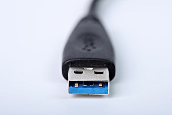 电脑usb端口一闪而过的红灯是什么意思？