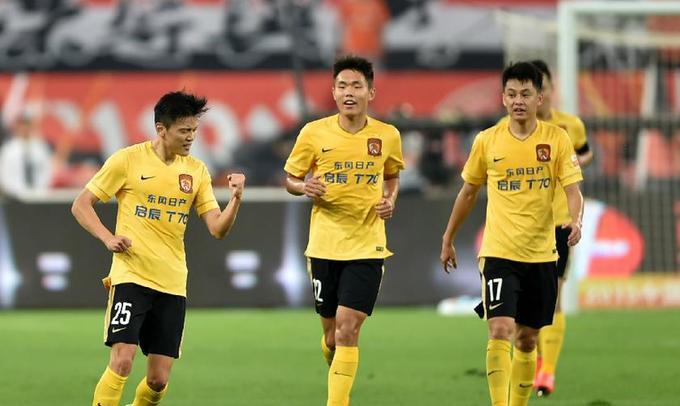 客队核心中场累积黄牌停赛主帅或将变阵三中卫应对密集防守反击战术