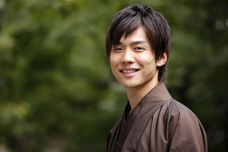 探索 铃木一彻 成熟 魅力 SILK 系列