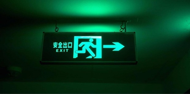 安全出口的疏散门应向哪里开启_360新知