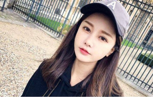 抖音一个女的坐着讲故事是谁_360问答