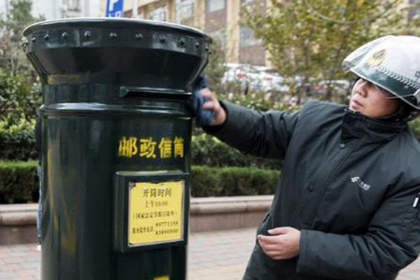 例如挂号信、快递、平邮等，同时需要确定相应的邮费，确保在寄送时不出现任何问题。3、打包邮寄物品：将需