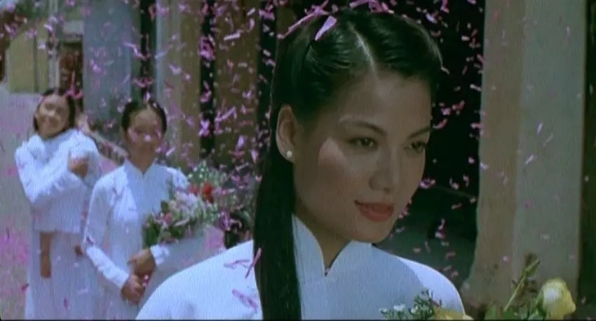 穿白丝绸的女人