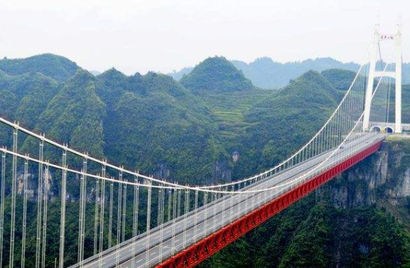 距吉首市约20千米,西起坡头隧道,上跨德夯大峡谷,矮寨大桥景区,东至