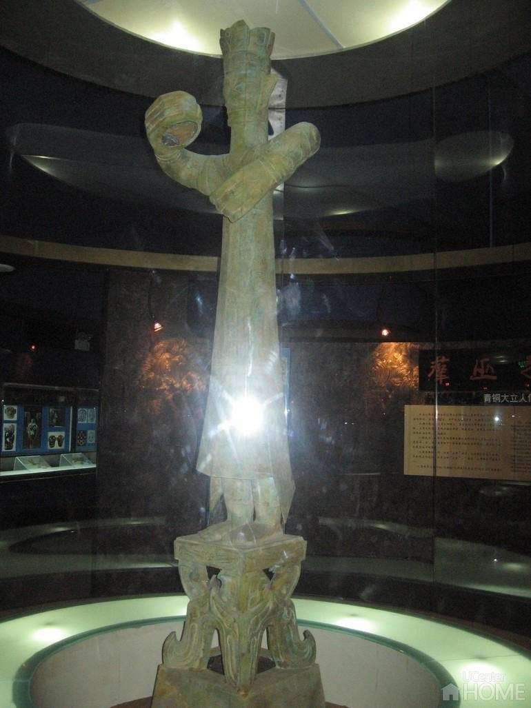 铜大立人像图册_360百科