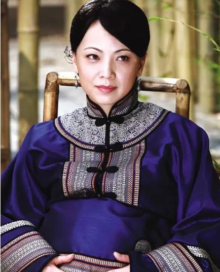 牌坊下的女人图册_360百科