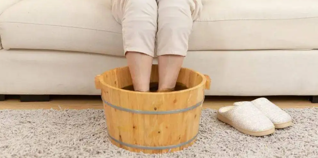 泡脚的最佳时间、泡脚水温的最佳温度及水位_360新知