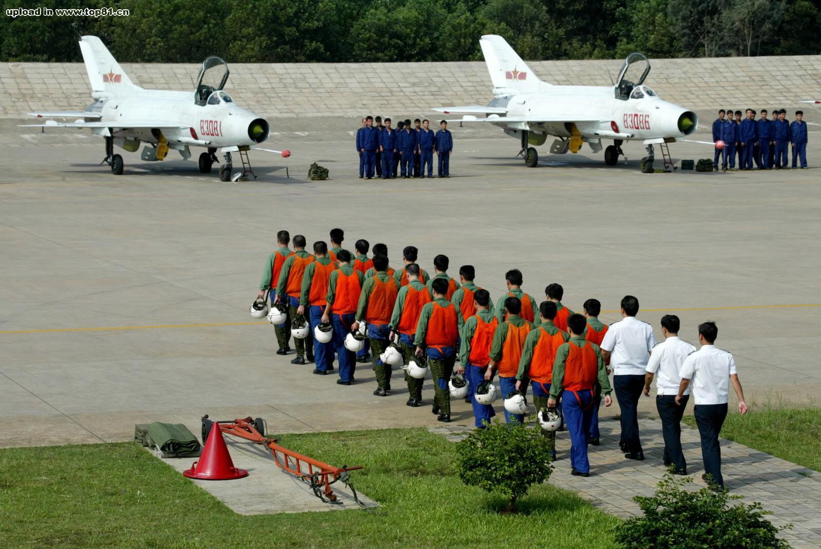 空军首次出动运－20集中接送全国新飞行学员_四川在线