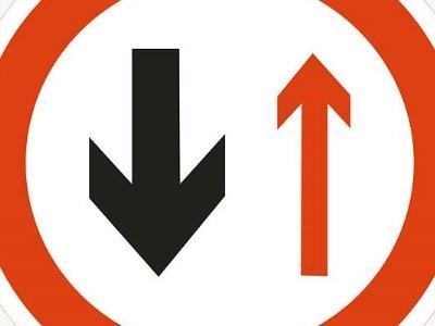 科目一有道题一个红圈里面一个红箭头一个黑箭头是什么意思_360问答