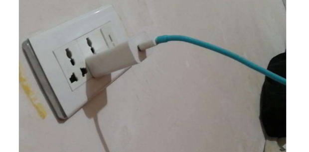 手机充电器不拔危害大_360新知