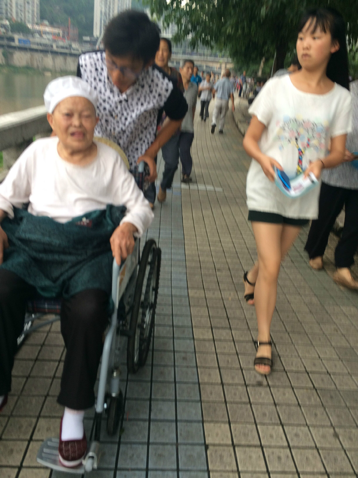 아침에 야외에서 걷는 노인 부부 사진 무료 다운로드 - Lovepik