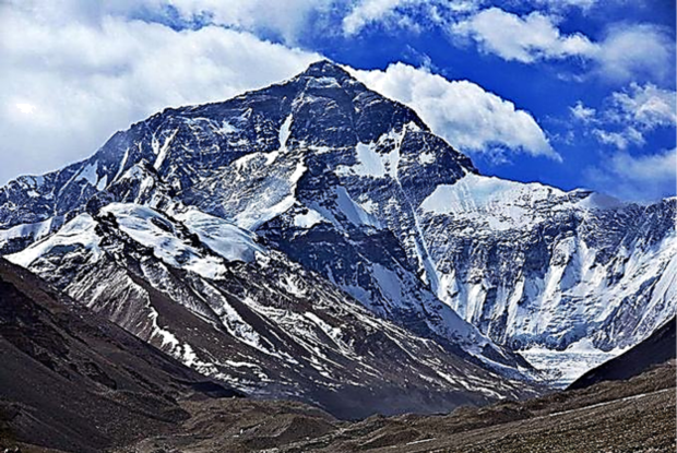 下图为珠穆朗玛峰的大角峰景观图,形成该景观的外力作用主要来自( )