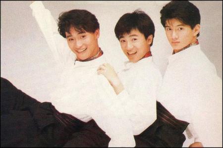 3、歌名：《爱》歌手：小虎队关于爱的歌词：向天空大声的呼唤说声我爱你4、歌来自名：《死了都要爱》歌手