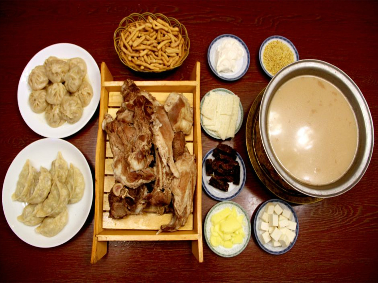蒙古族的年夜饭，能大口吃肉才是福，菜太“实在”了，难怪长的壮_奶茶