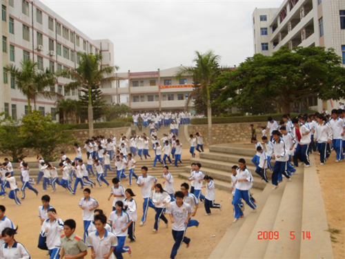 汕尾田家炳中学校长图片