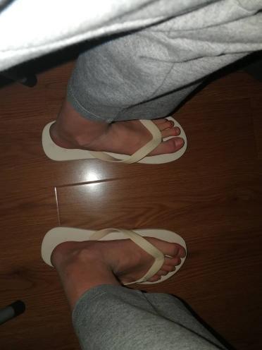 我15男,明天天气12℃,下雨,想要一个人赤脚穿人字